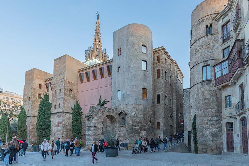 On the background, an official guide in Barcelona shows the cathedral to our guests