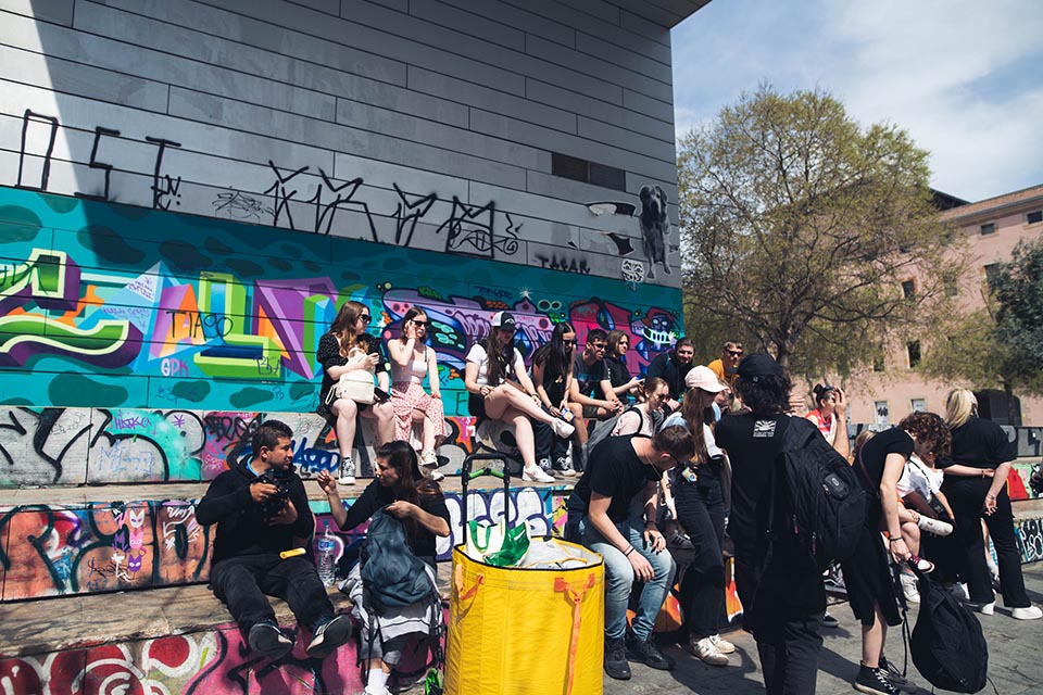 group of students attending the street art tour