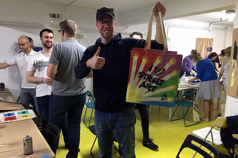 tote bag graffiti teambuilding activities in barcelona