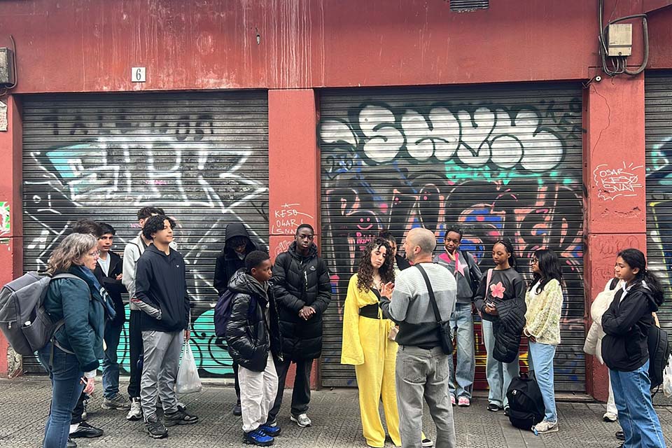 Educational group tours in barcelona discussing about graffiti
