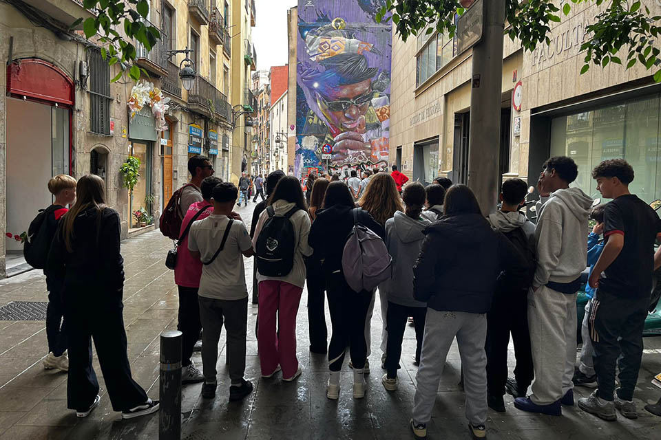 Sharing hidden stories about murals