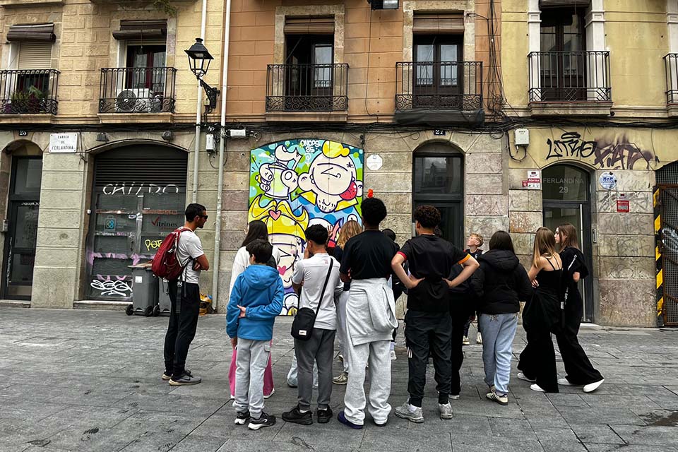 Educational group tours in Barcelona discussing about the painting process