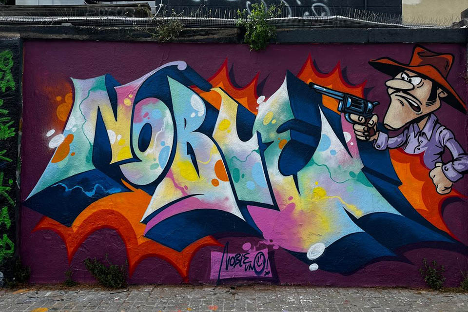 barcelona art walks behind the zoo