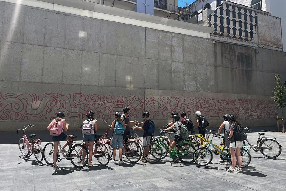group of participants in a bike, on the barcelona graffiti tour