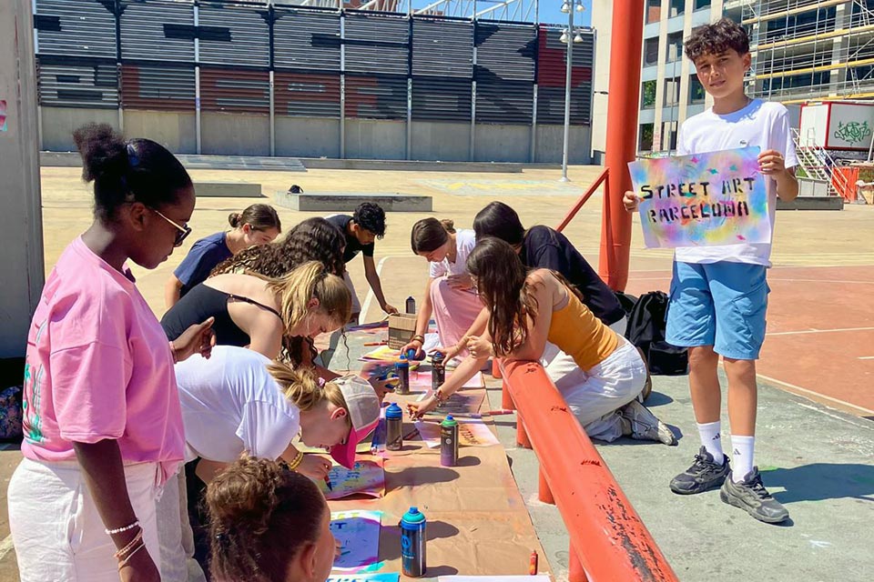 students participanting at the barcelona graffiti tour